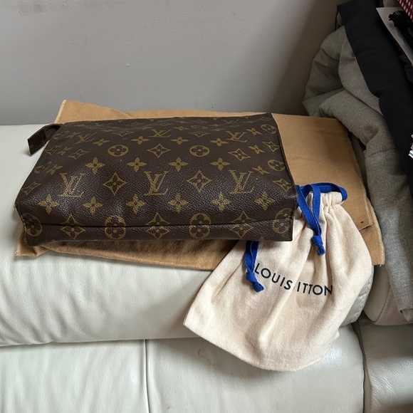 🦄 Louis Vuitton Poche Toilette NEW SAKS 5th AVENUE ERA - Picture 7 of 13